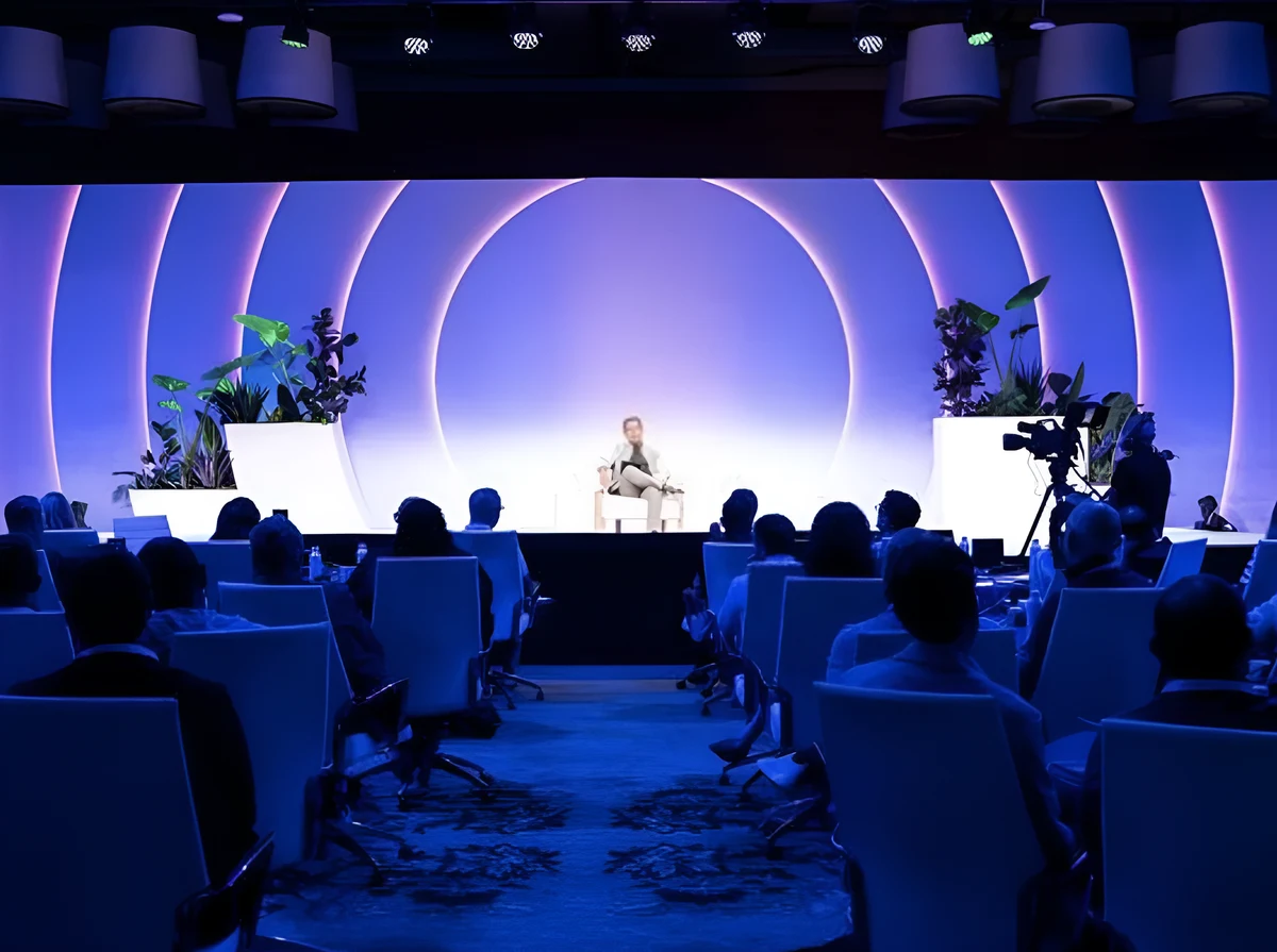 Leadership Summit main stage with concentric arches in blue and pink light
